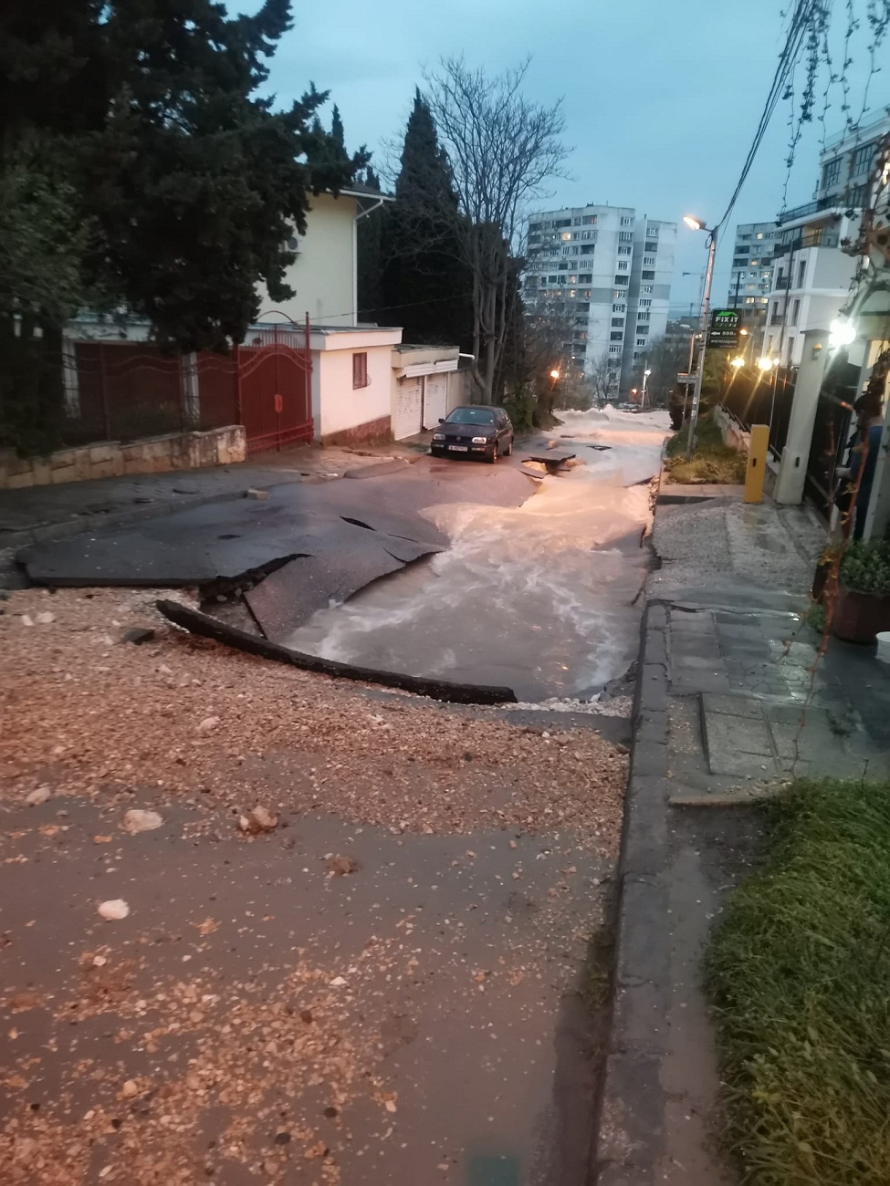 Голяма ВиК авария превърна варненски булевард в река